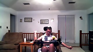 Fyr i en kørestol masturbation med hans ben