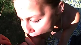 Horny hottie does kickass college blowjob outdoors