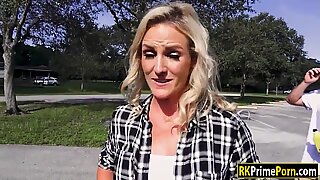 MILF had car trouble and gets screwed