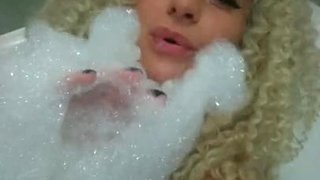 CreampieAnn play with Bubblebath
