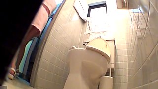 Japanese sluts pee on cam